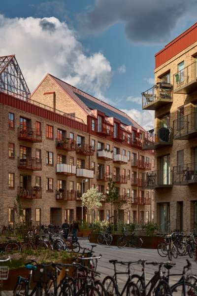 Das Klassische bekommt eine moderne Note in Kopenhagens Blöcken, die mit Stahlprofilen verkleidet wurden, Køhlers Have, Borgmester Christiansens Gade 17, 2450 København SV